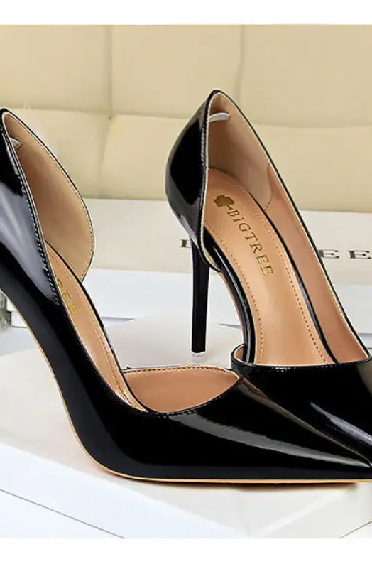 Black patent leather simple stiletto heel pumps with pointed toes
