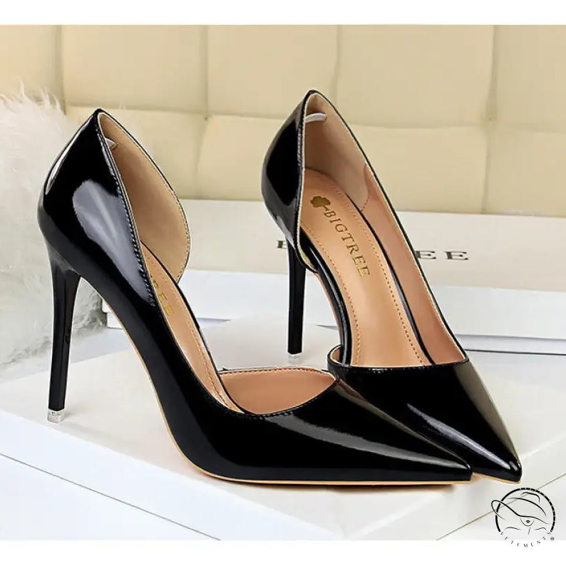 Black patent leather simple stiletto heel pumps with pointed toes