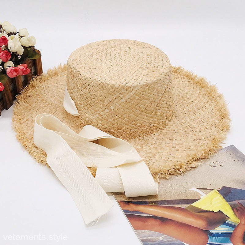Wide-brim sun hat with pure white hatband in natural color