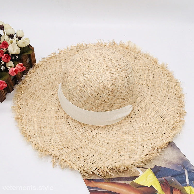 Cute wide-brim sun hat in beige with pure white hatband