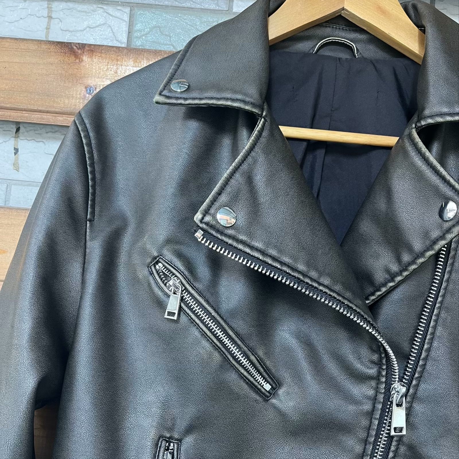 Beautiful warm Langry leather jacket with black leather, silver zippers