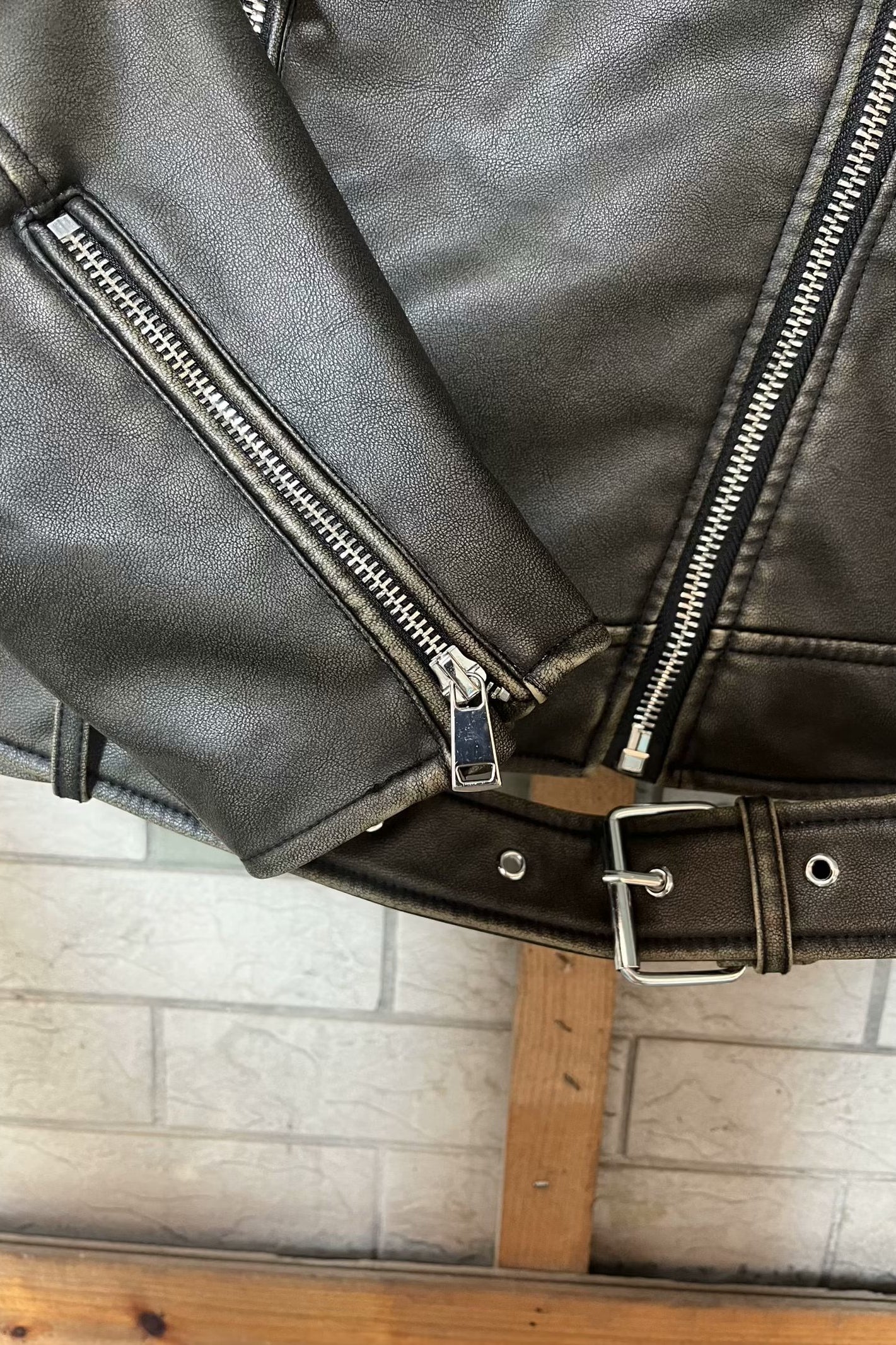 Beautiful warm leather jacket with silver zippers and belt loops for Langry fashion