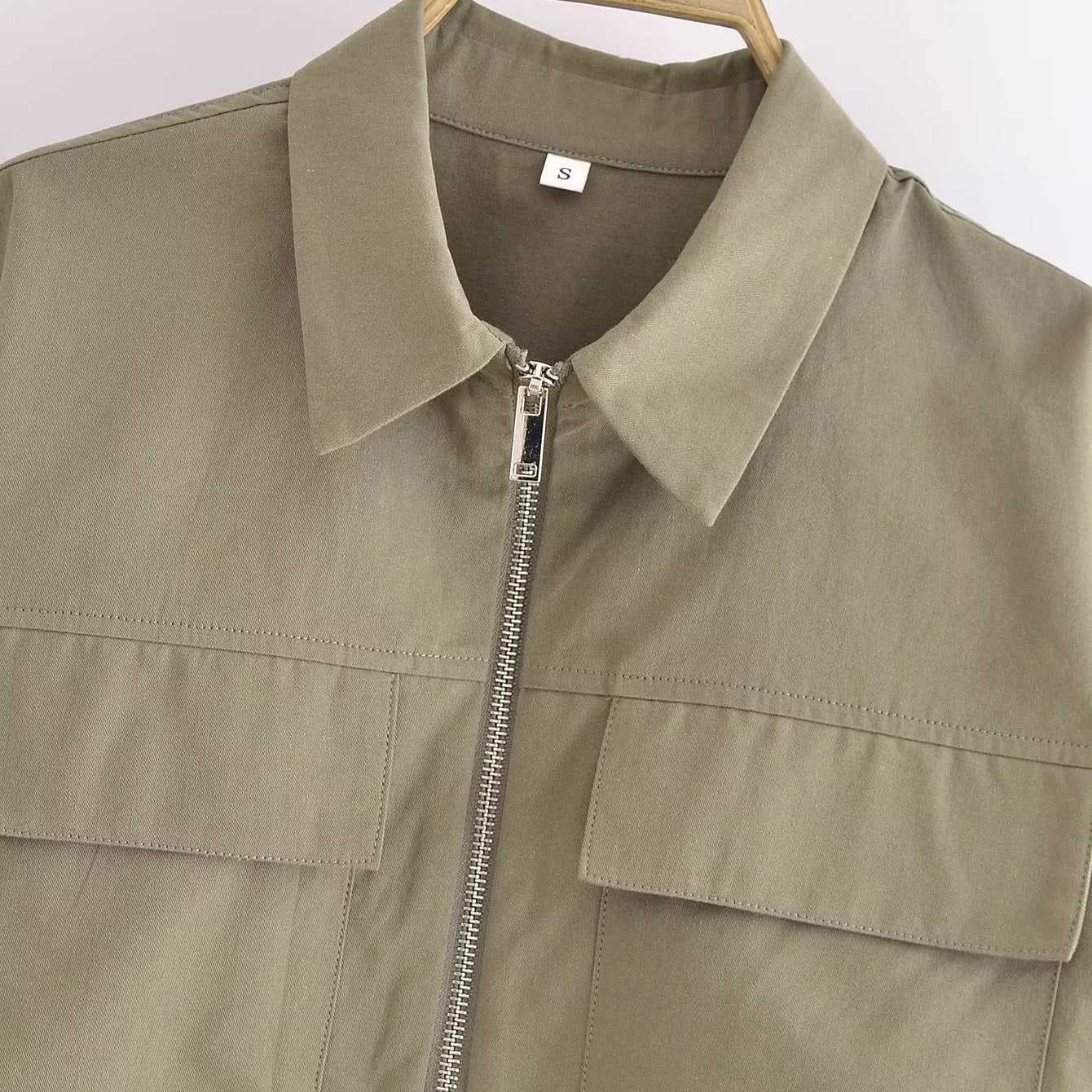 Langry beige zip-up windbreaker jacket in loose fashion short shirt style with pocket and collar details