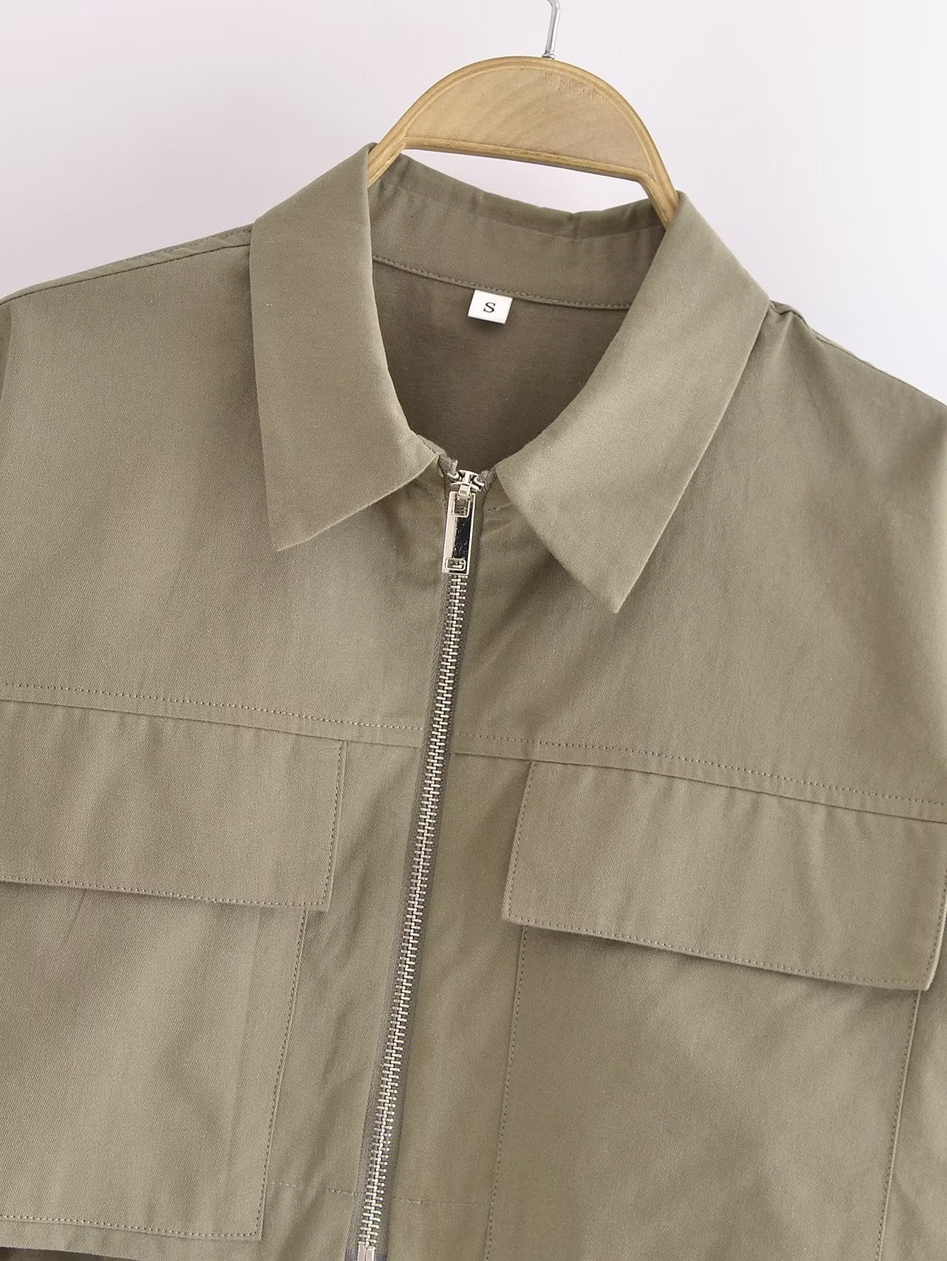 Langry beige zip-up windbreaker jacket in loose fashion short shirt style with pocket and collar details