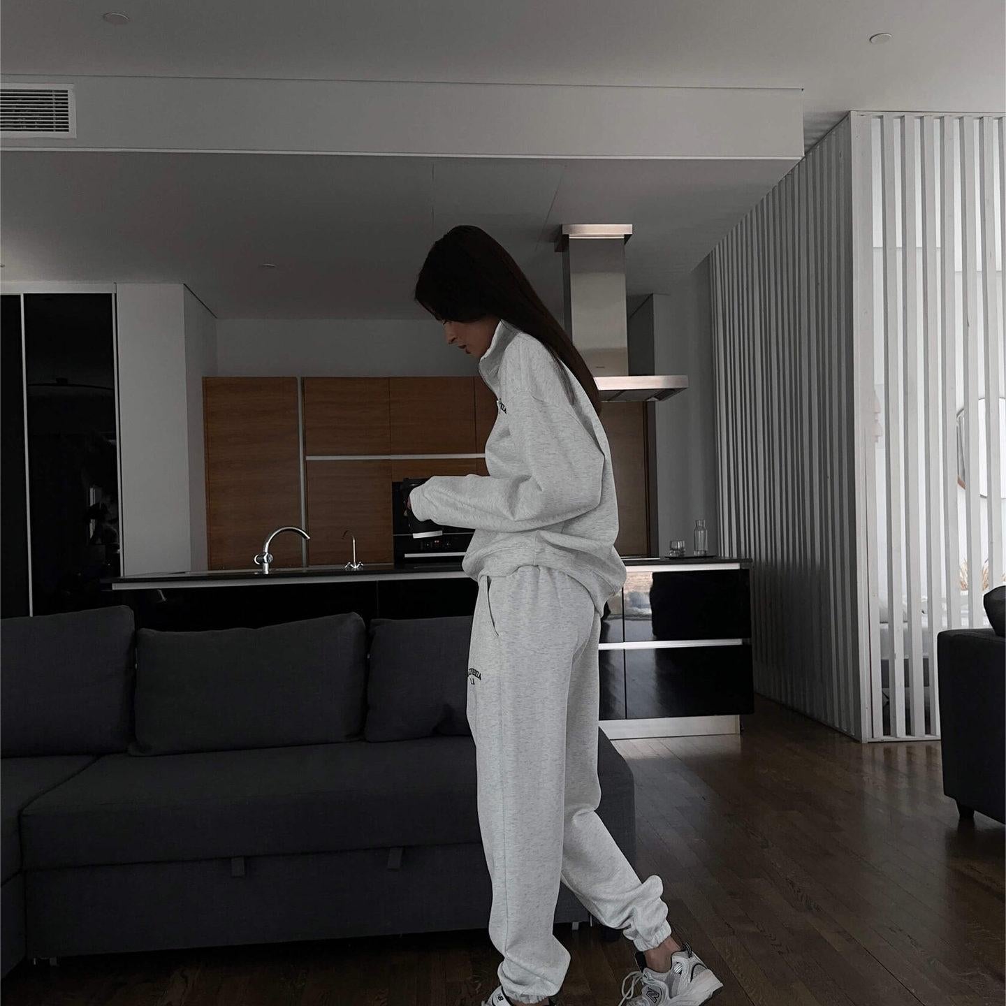 Woman in white tracksuit wearing Autumn Winter fleece lined sports top for casual fashion ملابس