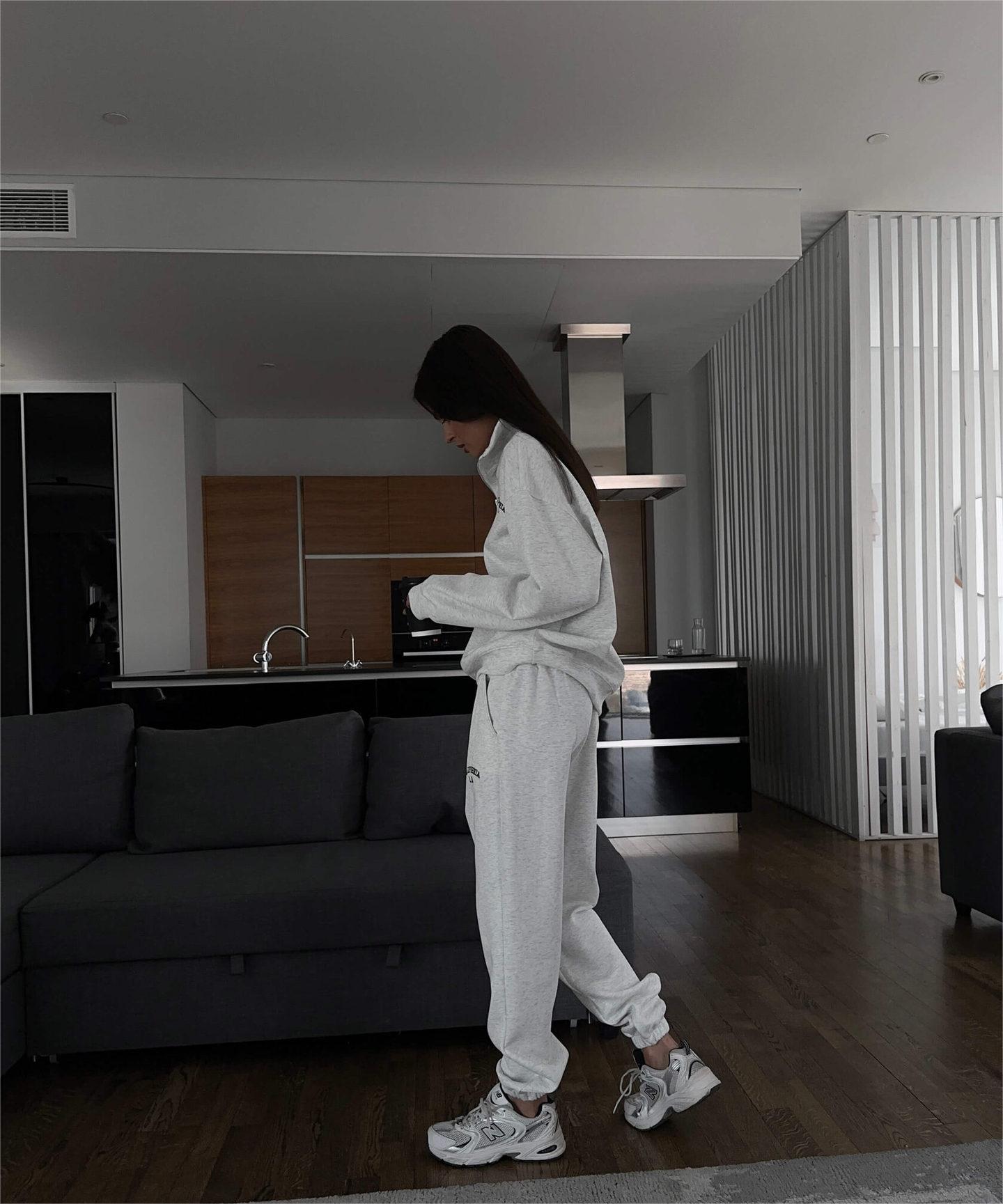 Woman in white tracksuit wearing Autumn Winter fleece lined sports top for casual fashion ملابس