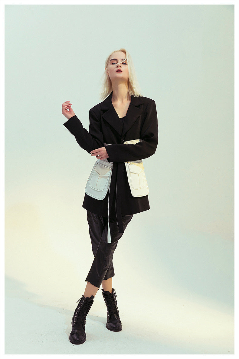 Elegant black white retro blazer worn by woman in fashionable langry ملابس look