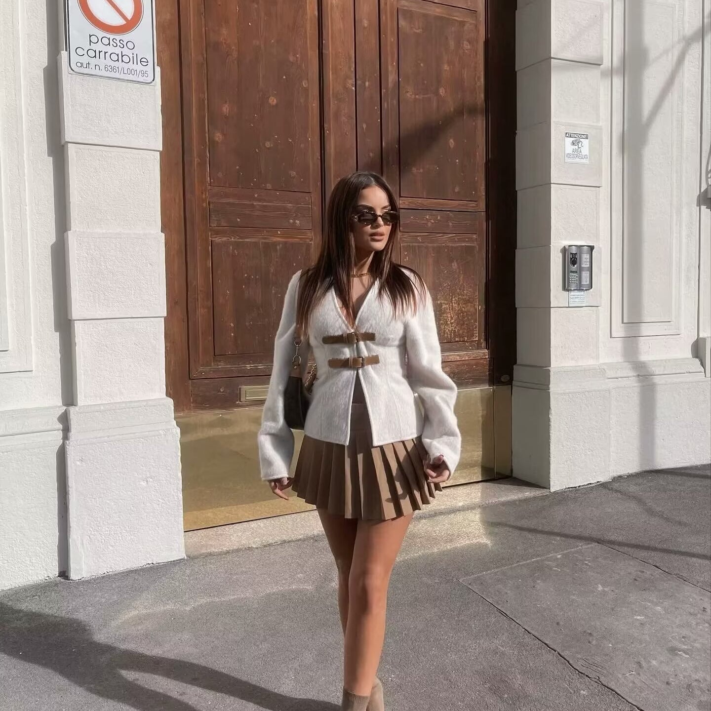 Elegant beige pleated langry fashion skirt with bow and metal buckle