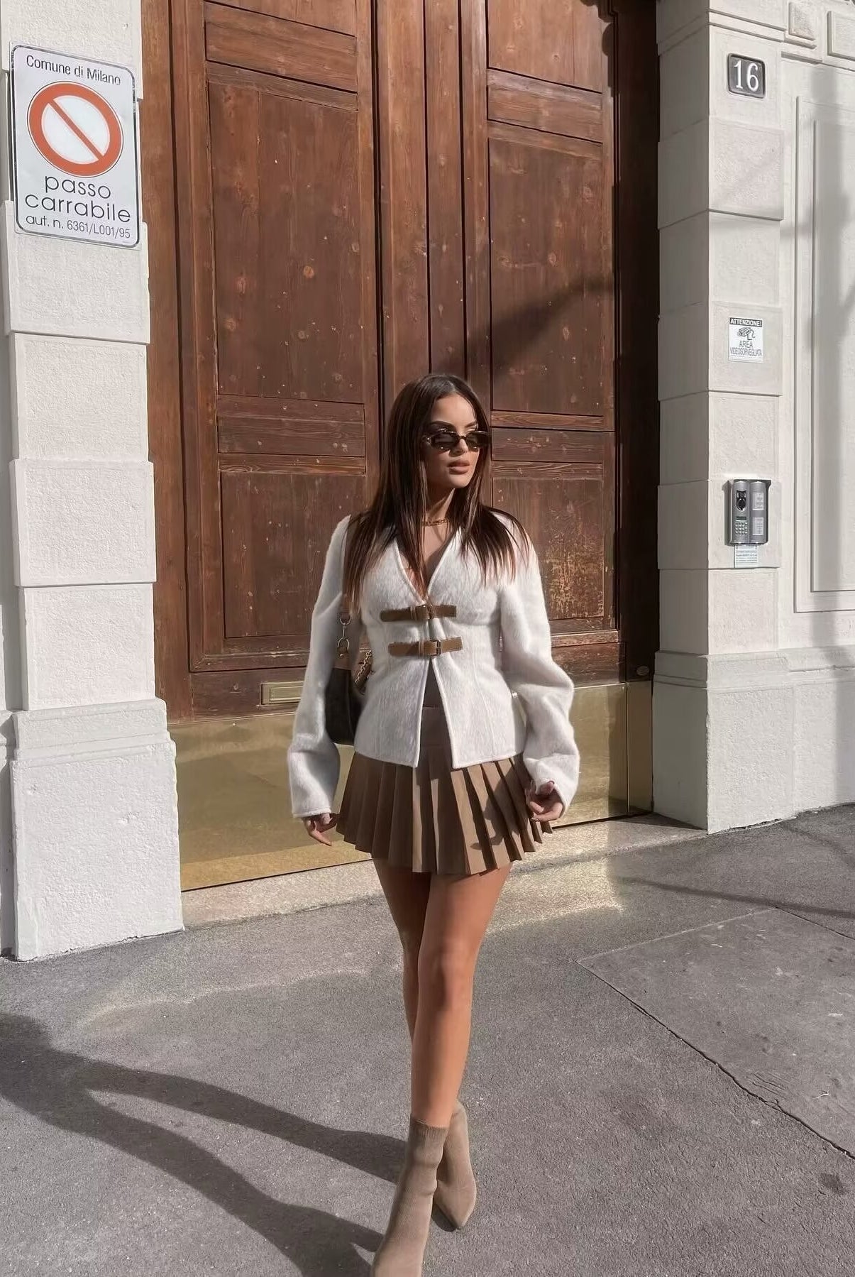 Elegant beige pleated langry fashion skirt with bow and metal buckle