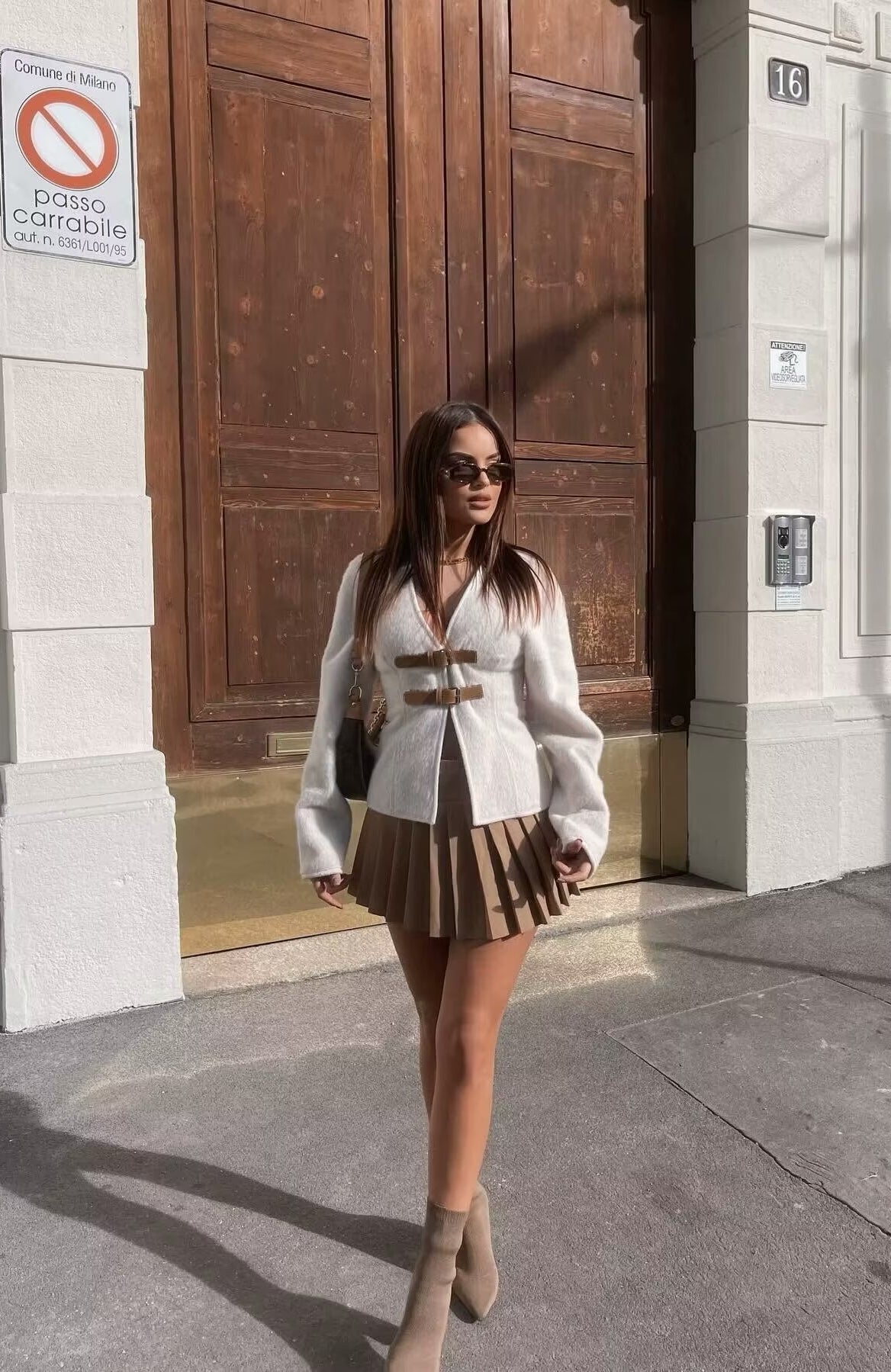 Elegant beige pleated langry fashion skirt with bow and metal buckle