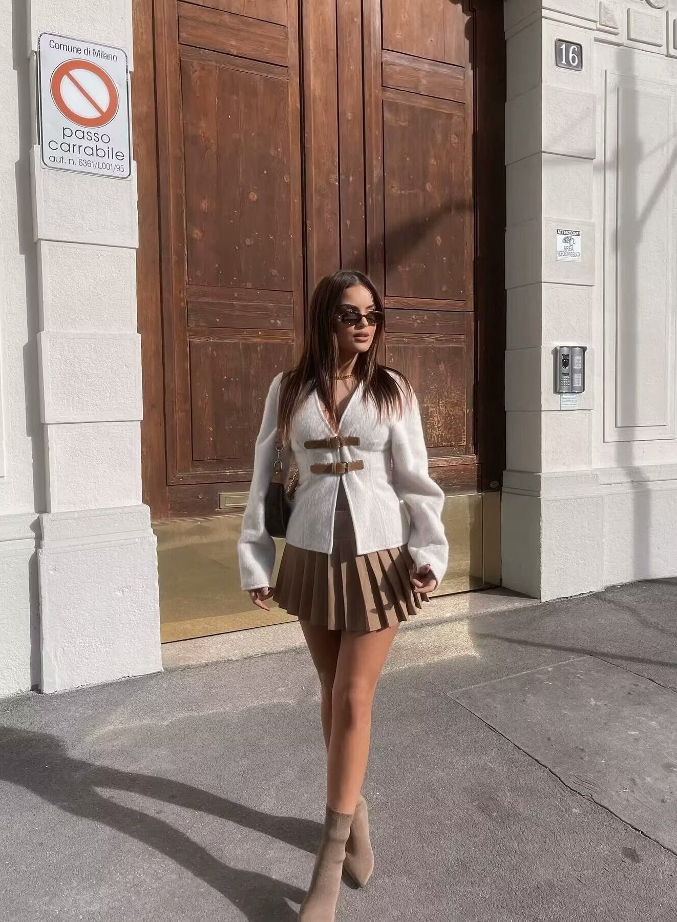 Elegant beige pleated langry fashion skirt with bow and metal buckle