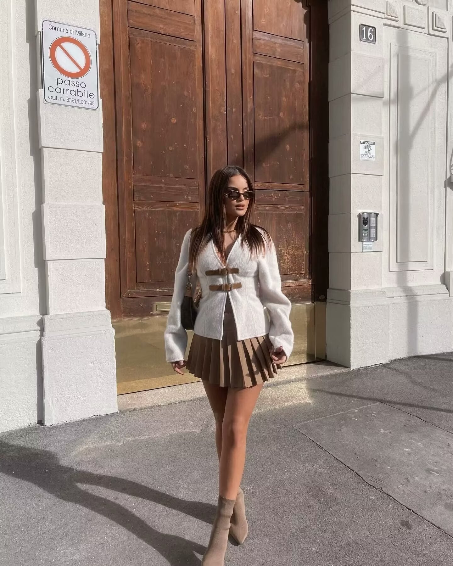 Elegant beige pleated langry fashion skirt with bow and metal buckle