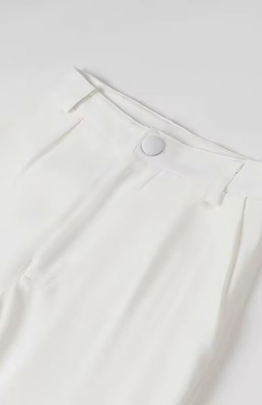 Elegant white linen pants with button pocket detail in Langry fashion suit