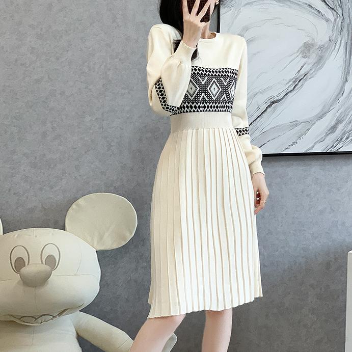 Cream-colored long-sleeved pleated classic knitted dress for elegant fashion style
