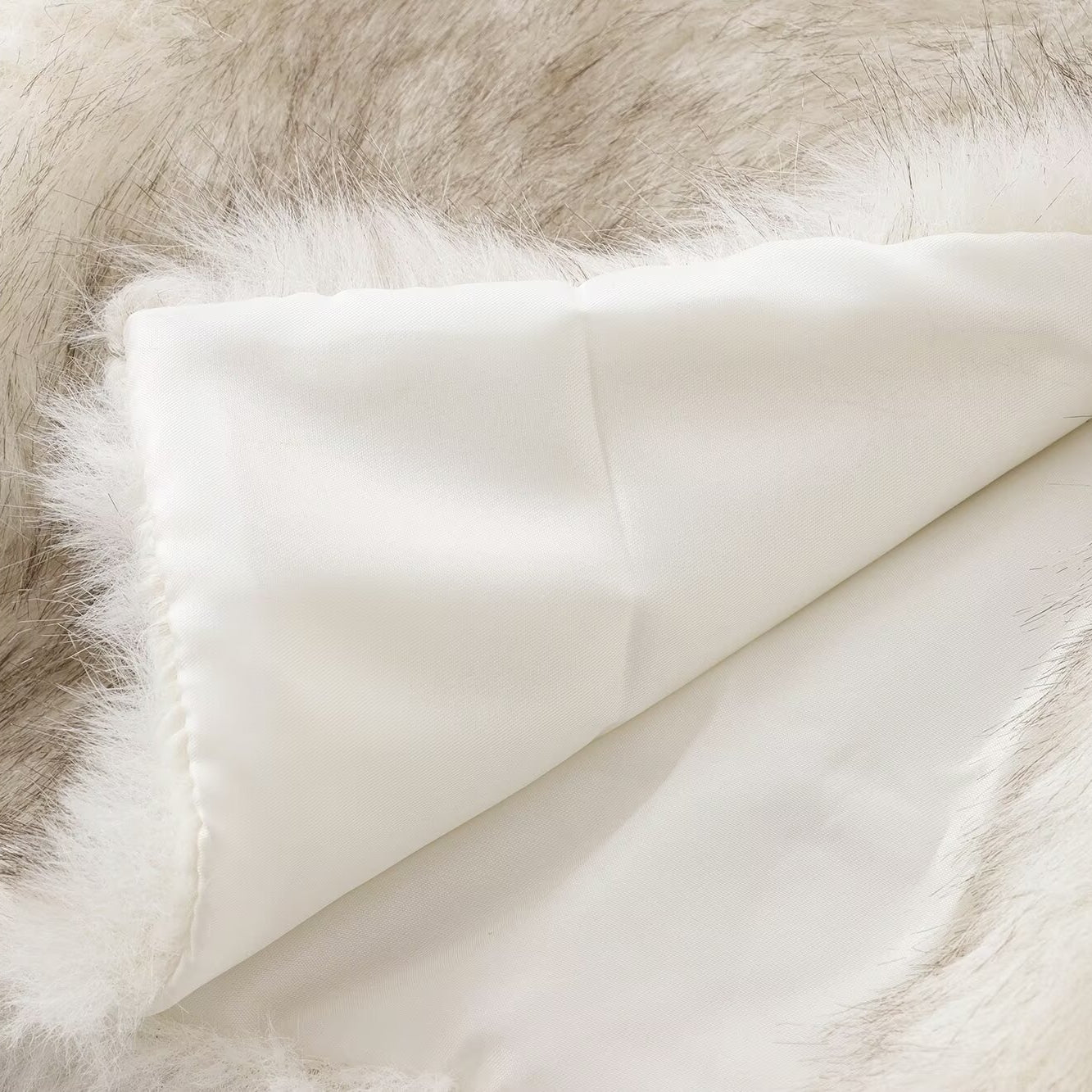 Luxurious faux fur throw highlighting style and comfort, ideal for fashion enthusiasts and ملابس lovers