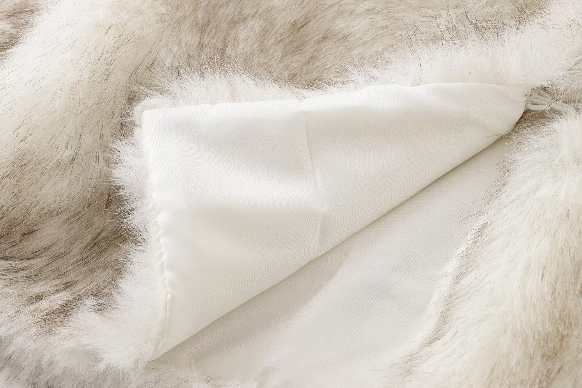 Luxurious faux fur throw highlighting style and comfort, ideal for fashion enthusiasts and ملابس lovers