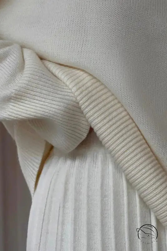 Cream-colored cute knitted skirt set in knitwear