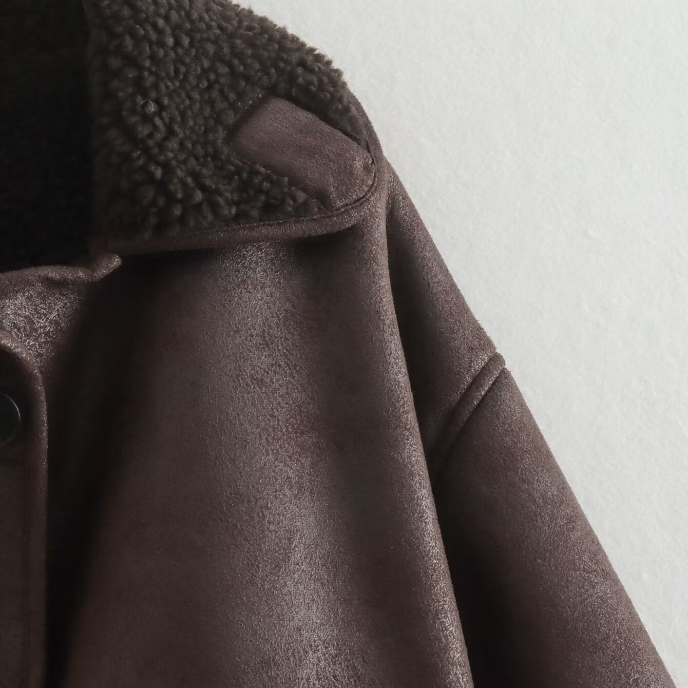 Elegant langry brown leather jacket with shearling collar and buttons