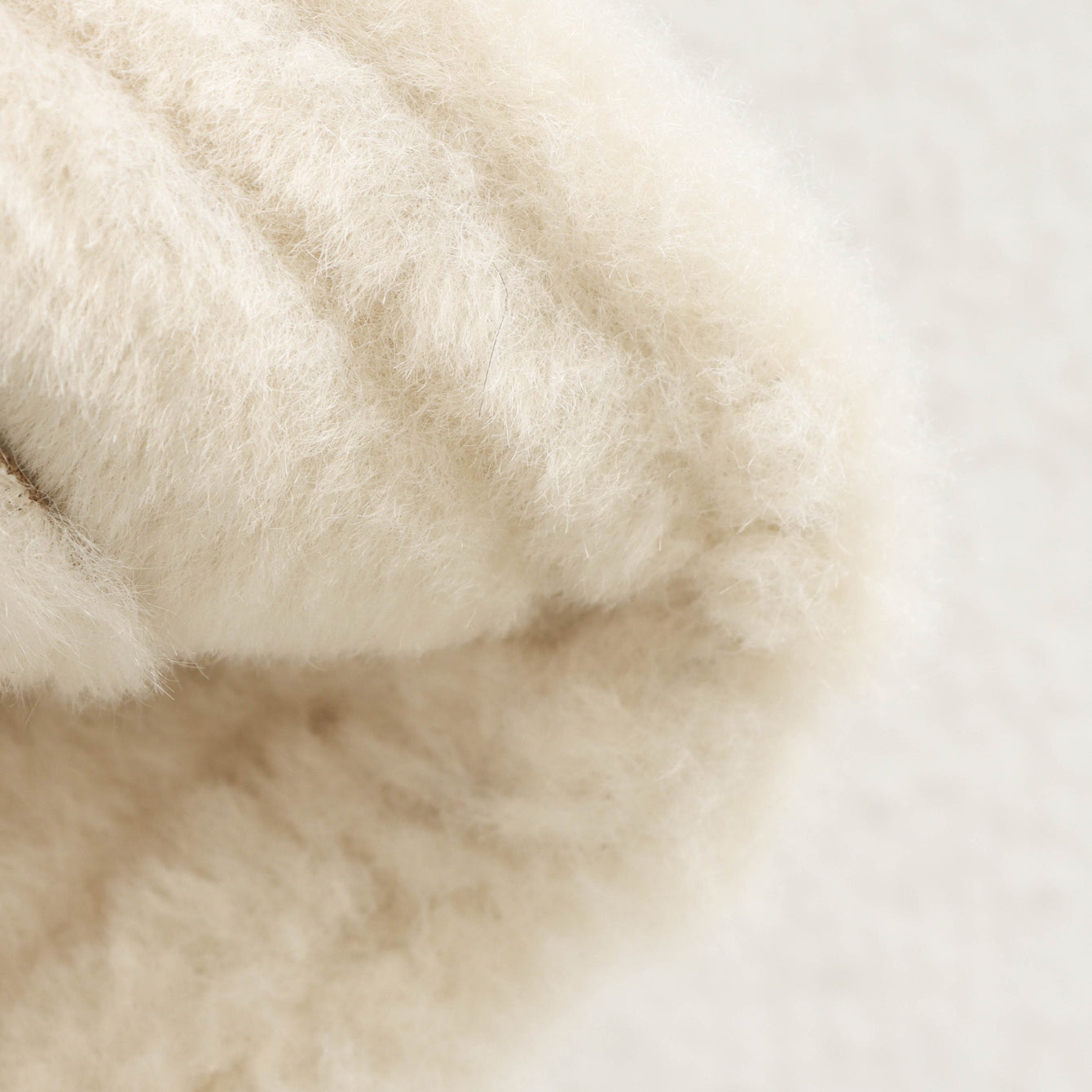Cream-colored fluffy faux fur scarf in Langry fashion suede coat