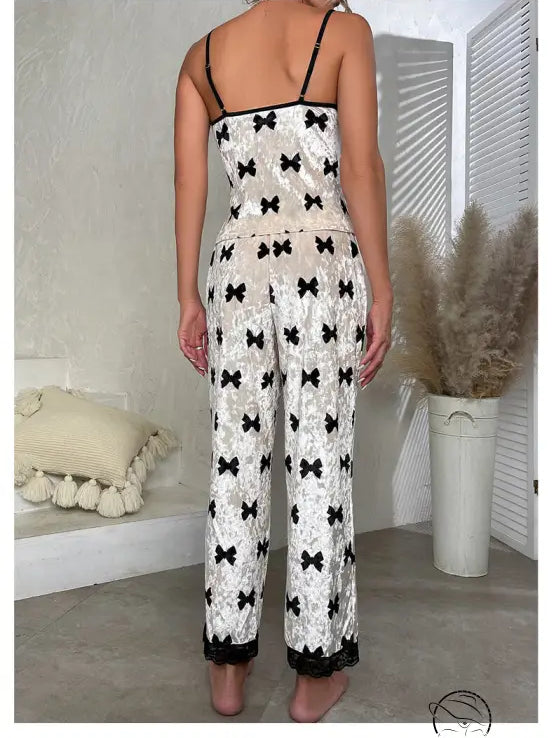 Bowknot velvet pajamas in white crushed velvet with black bow print and lace trim