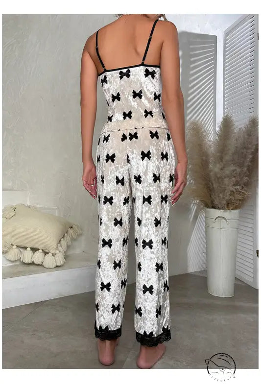 Bowknot velvet pajamas in white crushed velvet with black bow print and lace trim