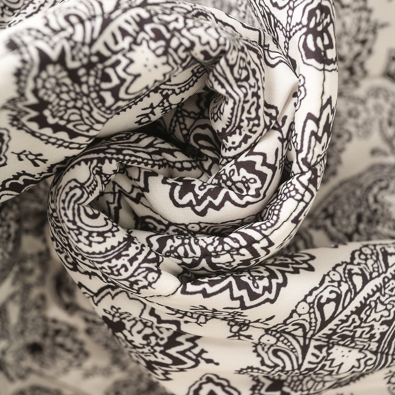 Rolled black and white paisley fabric for Winter Printed Cotton Padded Coat, stylish fashion ملابس