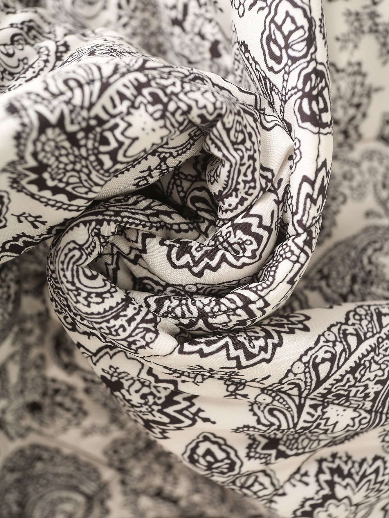 Rolled black and white paisley fabric for Winter Printed Cotton Padded Coat, stylish fashion ملابس