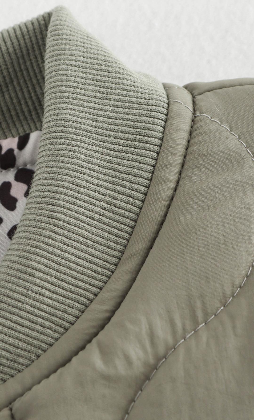 Olive green quilted jacket collar with animal print lining in Langry fashion ملابس