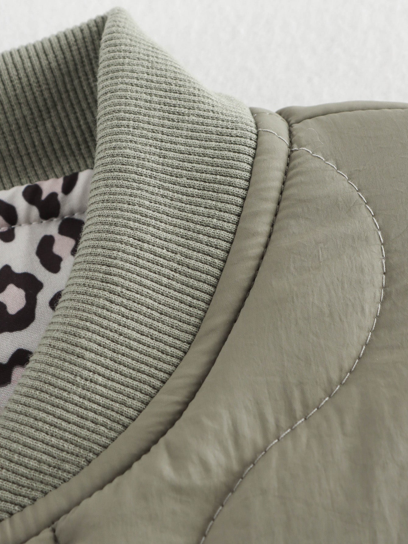 Olive green quilted jacket collar with animal print lining in Langry fashion ملابس
