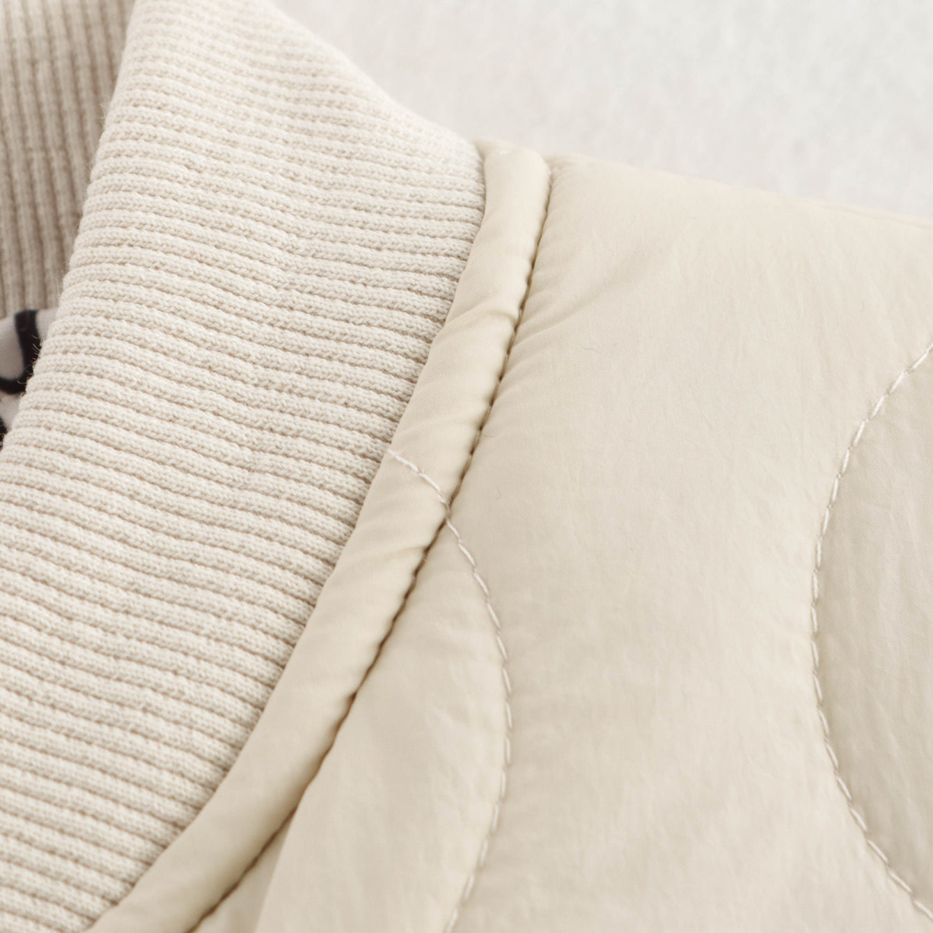 Beige quilted jacket collar of the All Match Leopard Print Cotton Coat for stylish fashion ملابس