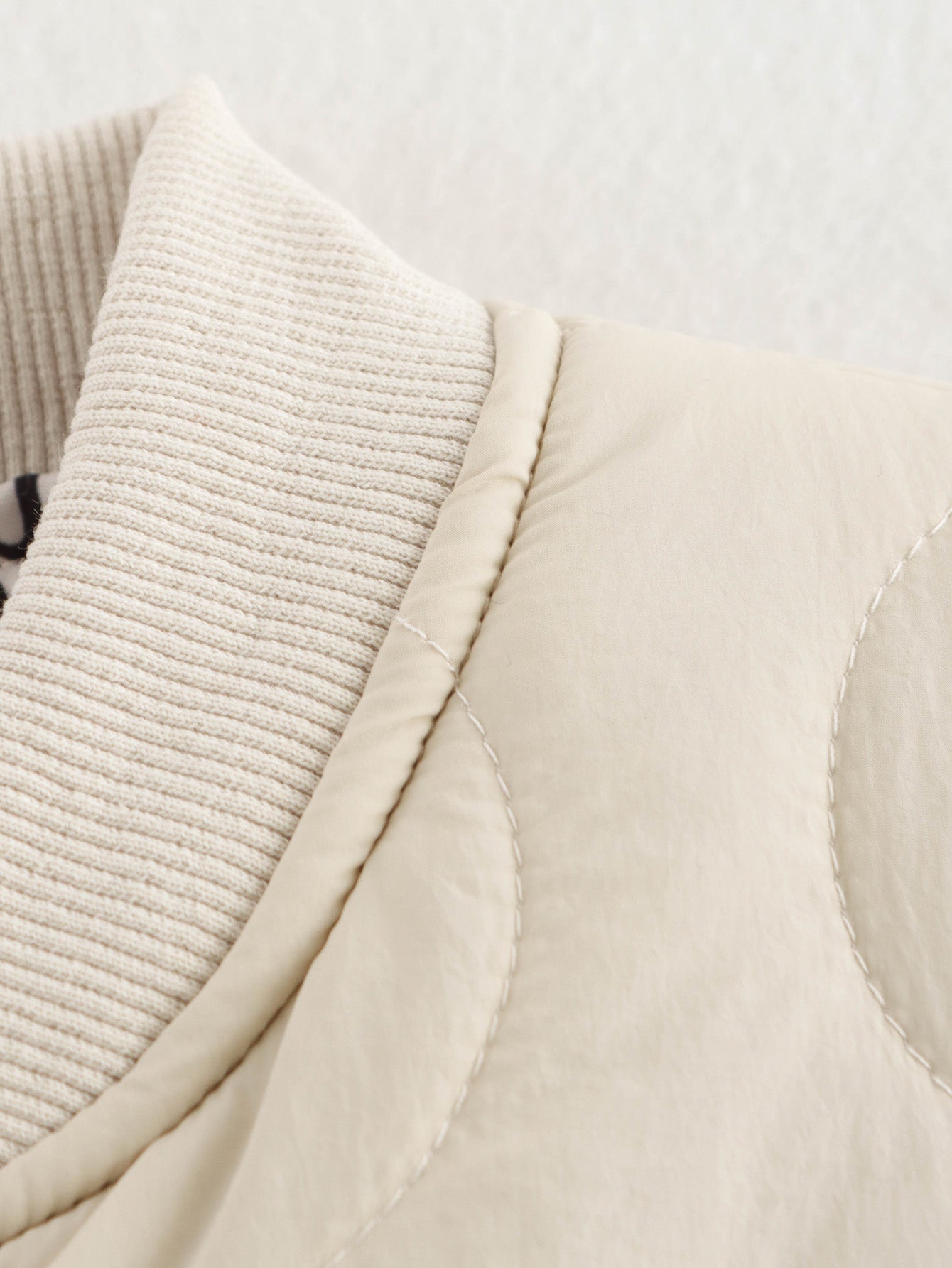 Beige quilted jacket collar of the All Match Leopard Print Cotton Coat for stylish fashion ملابس