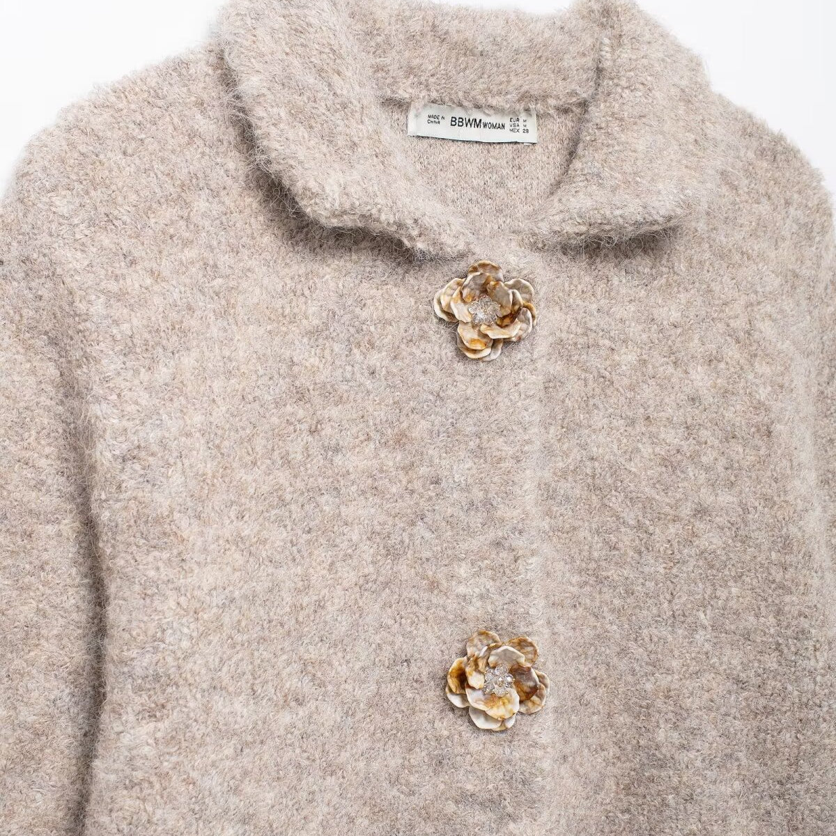 Elegant Langry knitted cardigan in beige fuzzy fashion with floral buttons and collar