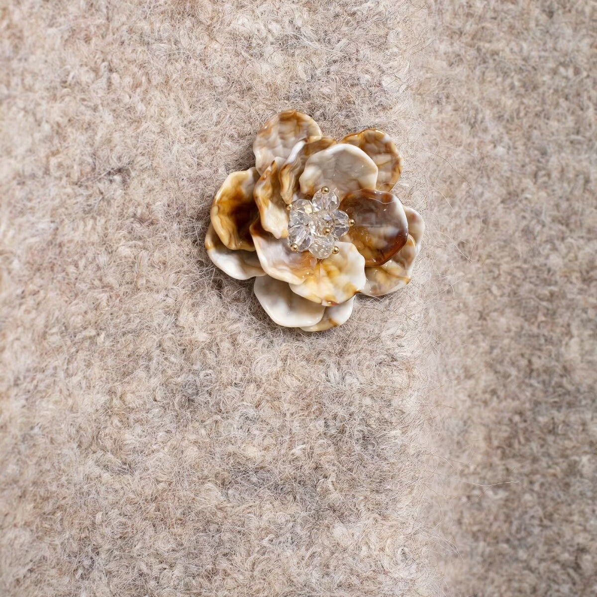 Elegant langry fashion cardigan with gold white seashell brooch gem center