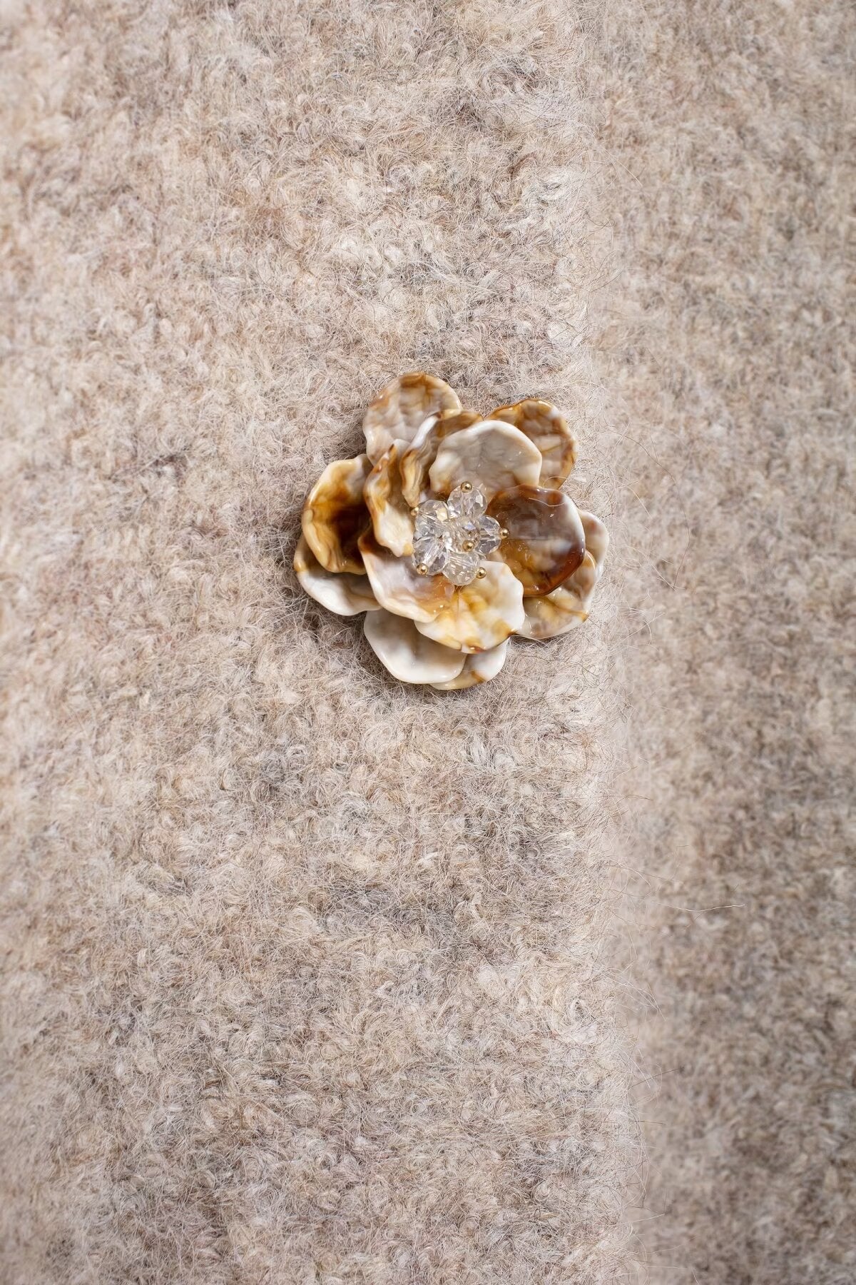 Elegant langry fashion cardigan with gold white seashell brooch gem center