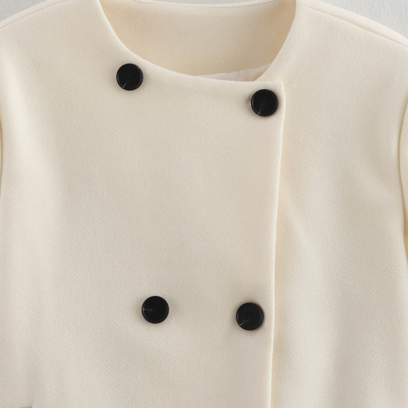 Cozy Langry thickened hem woolen coat in cream with black buttons