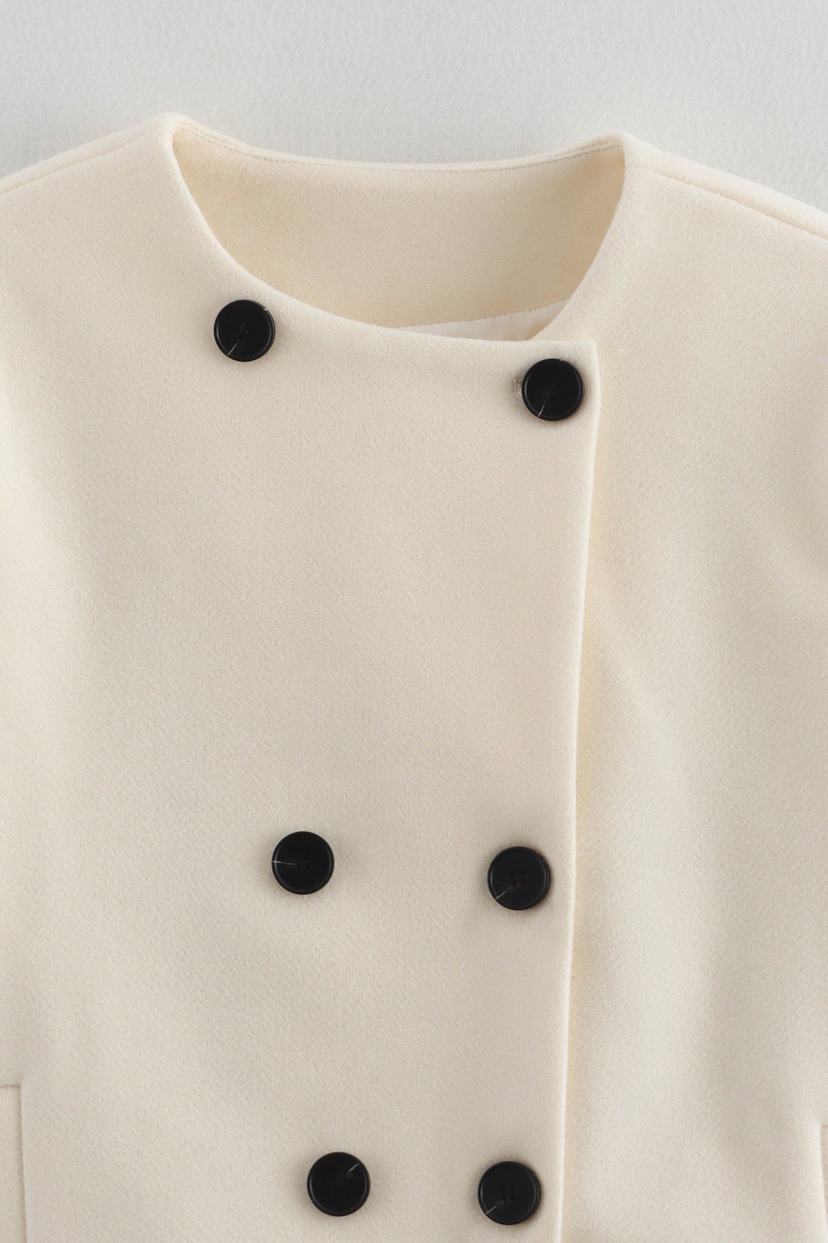 Cozy Langry thickened hem woolen coat in cream with black buttons