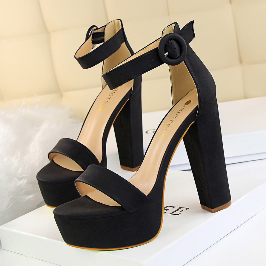 Black platform high heels from Chunky Heel Super Slimming, ideal for fashion enthusiasts