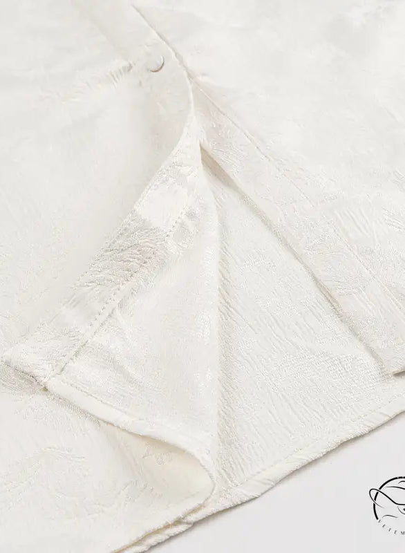 White lace blouse with V-neck jacquard embroidery in langry fashion ملابس