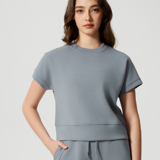 Gray short-sleeved athletic top for women in loose style, ideal for fitness and yoga fashion