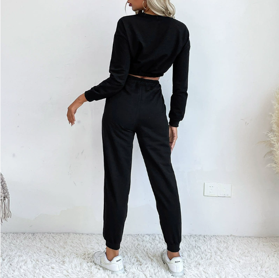 Casual black langry fashion two-piece sweater set with cropped top and joggers
