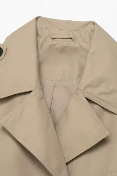 Casual double breasted short trench coat in beige with black buttons