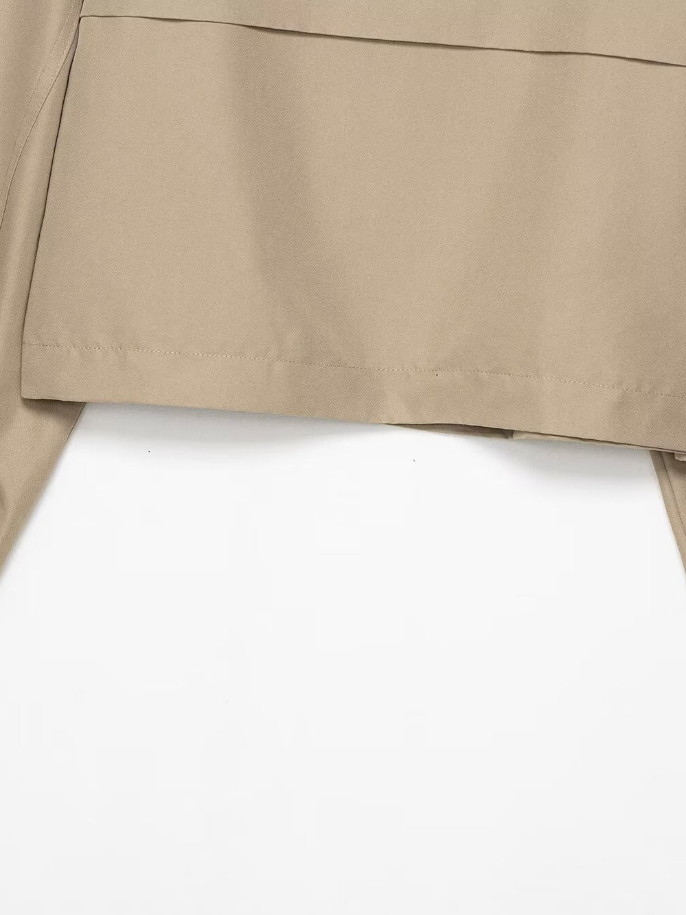 Casual double breasted short trench coat in beige with buttoned cuffs