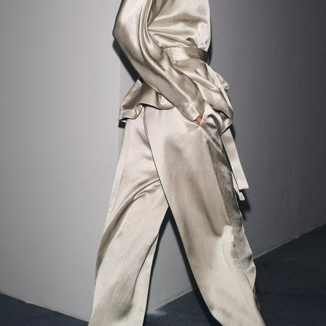 Elegant langry fashion satin robe with wide-leg pants and red shoes set