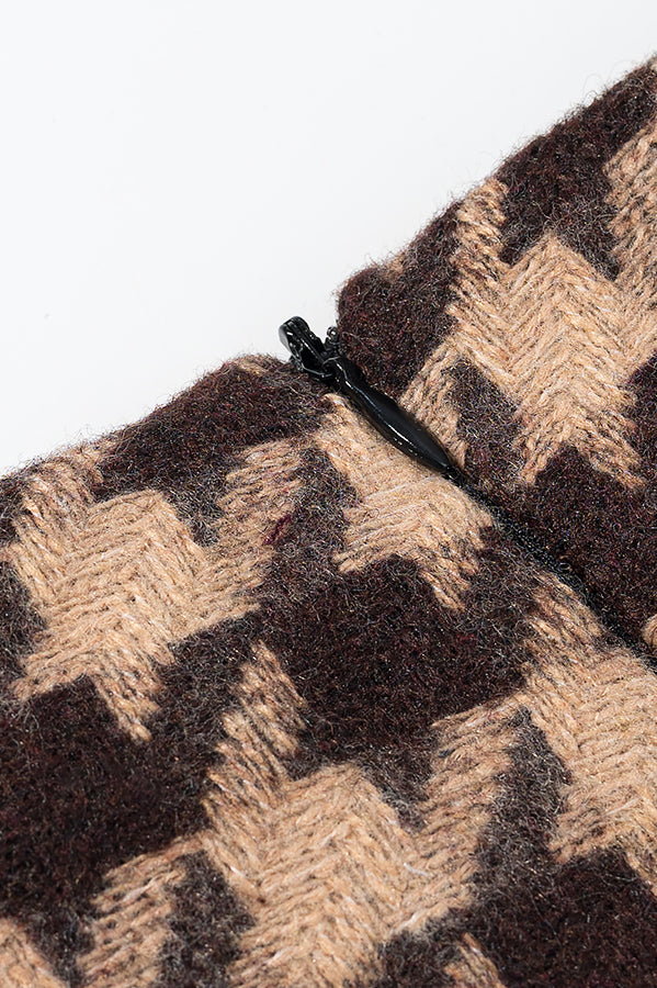 Langry fashion scarf in brown beige zigzag with black hair clip