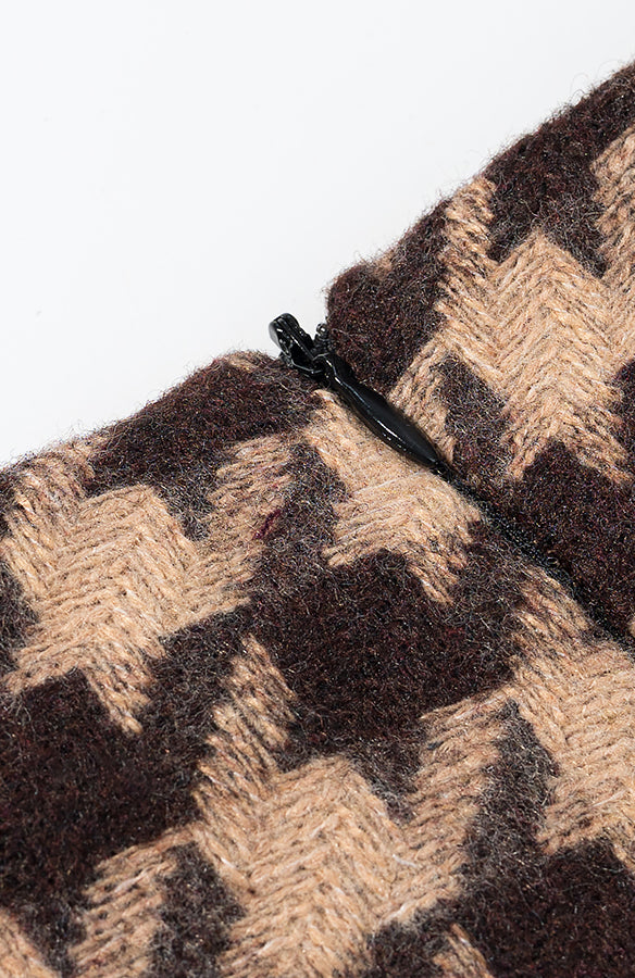 Langry fashion scarf in brown beige zigzag with black hair clip