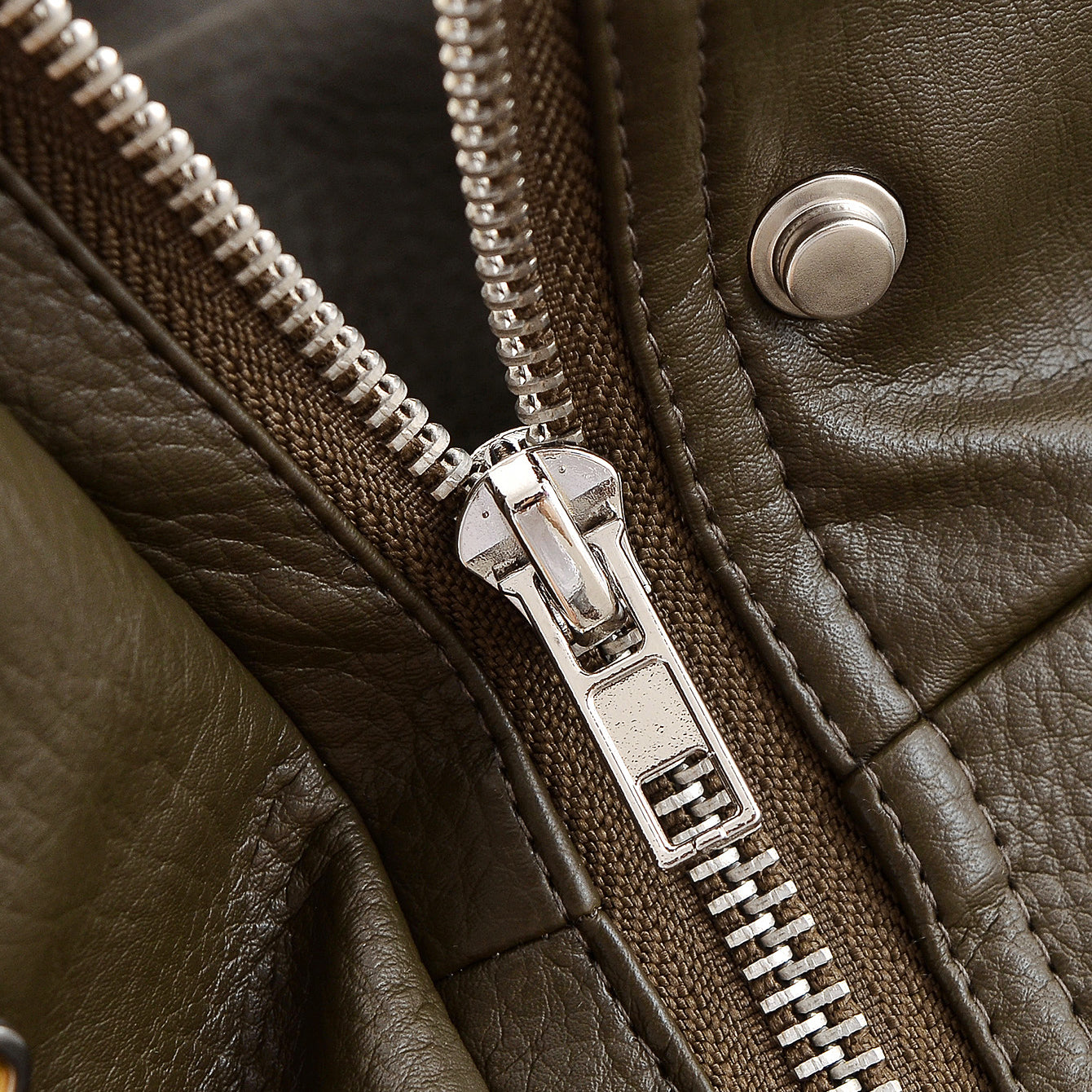 Casual polo collar faux leather short jacket in brown with silver zipper