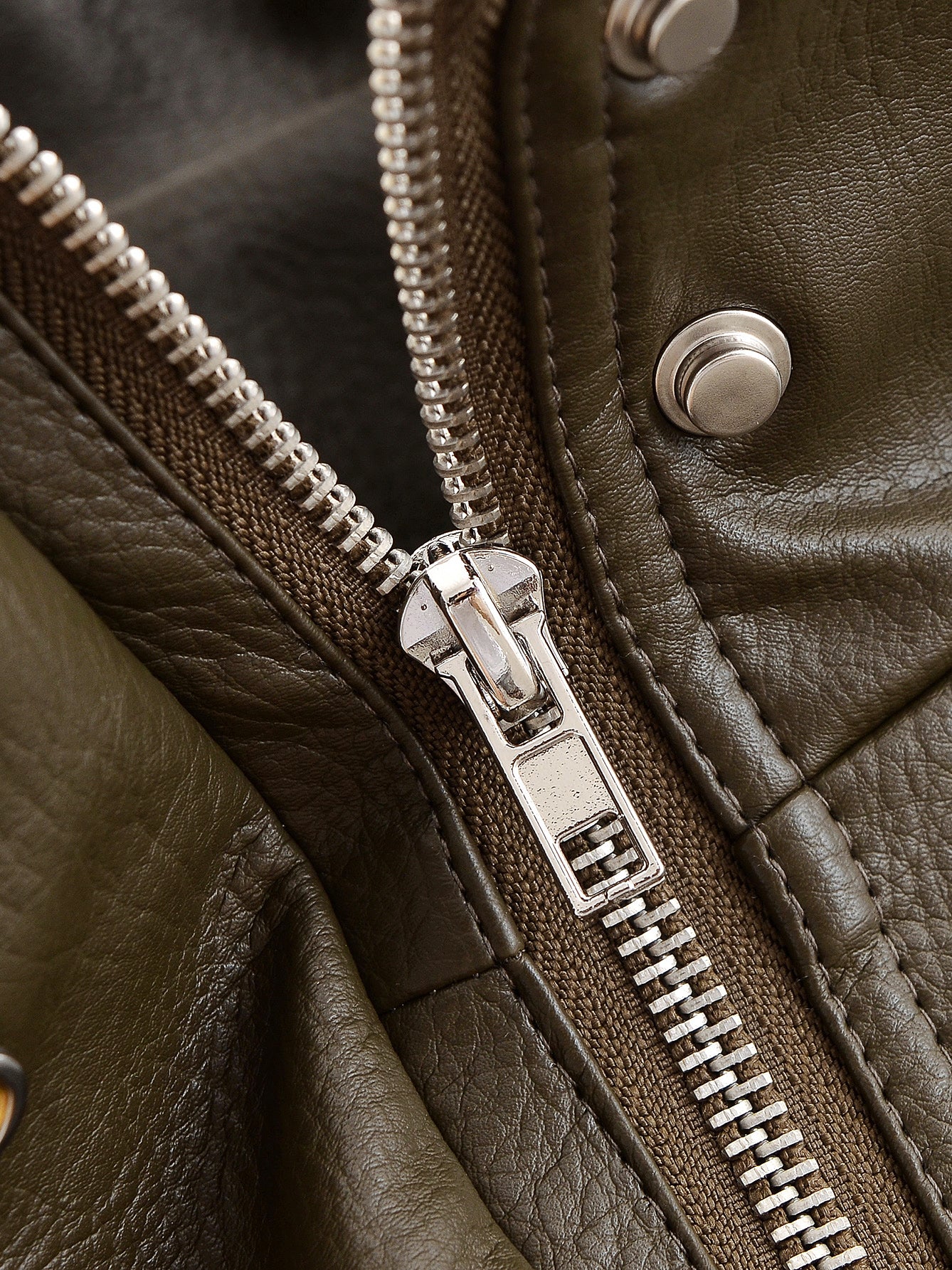 Casual polo collar faux leather short jacket in brown with silver zipper