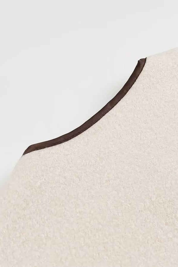 Cream-colored felt hat with brown trim for Langry fashion coats