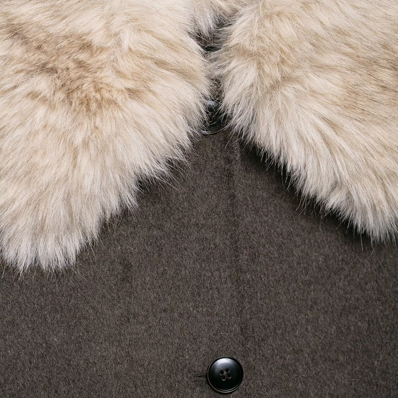 Elegant gray langry wool coat with fur effect neckline and black buttons