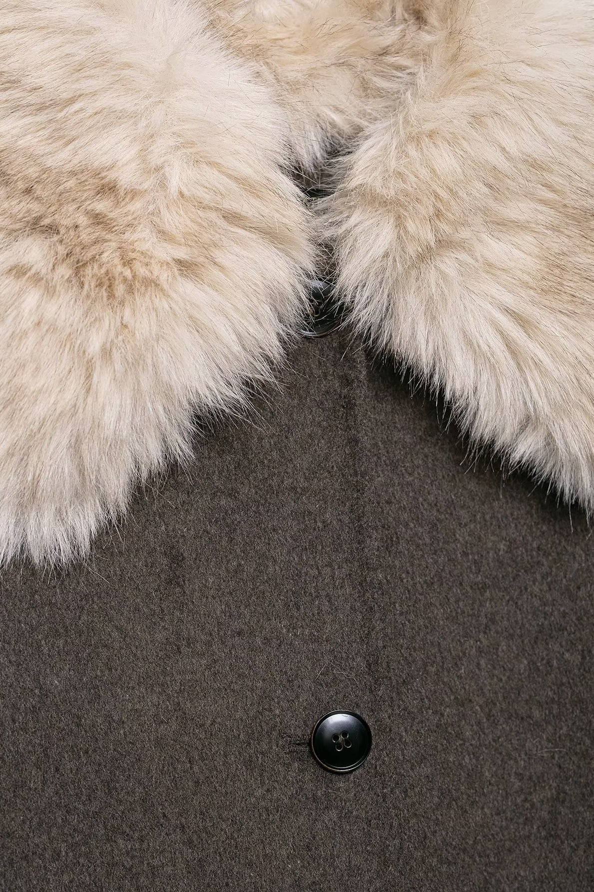 Elegant gray langry wool coat with fur effect neckline and black buttons